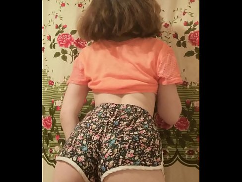 ❤️ Keçika ciwan a seksî li ber kamerayê kurtanên xwe ji xwe dike ❤❌ Vîdyoya porno li me