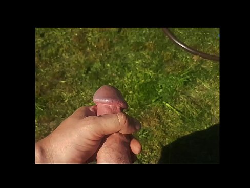 ❤️ Keçika germ di bexçeyek havînê de pisîka xwe ya pembe diqelişe û bi şuştinê dixe. ❤❌ Vîdyoya porno li me
