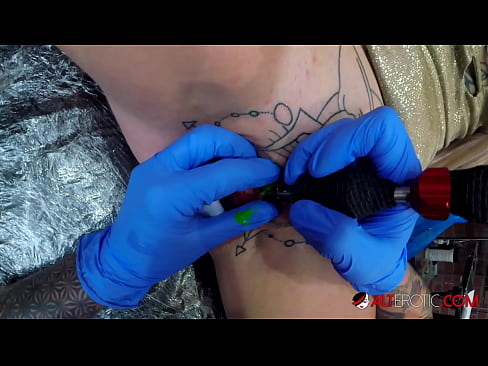 ❤️ Keçika pir tattookirî Sully Savage tattooek li ser klîtorê xwe kir. ❤❌ Vîdyoya porno li me