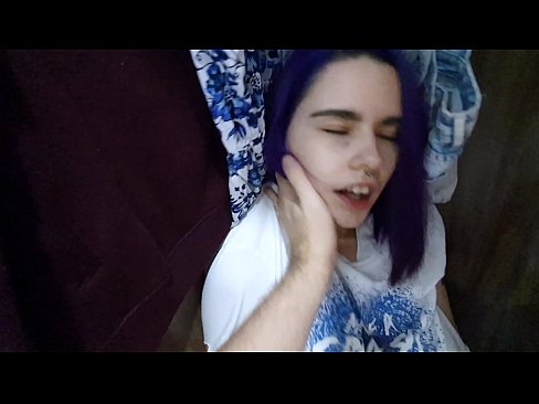 ❤️ Xwişka min di dolabê de dît û alîkariya wê kir ❤❌ Vîdyoya porno li me